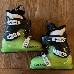 Kids Salomon T3 Ski Boots in 23,5